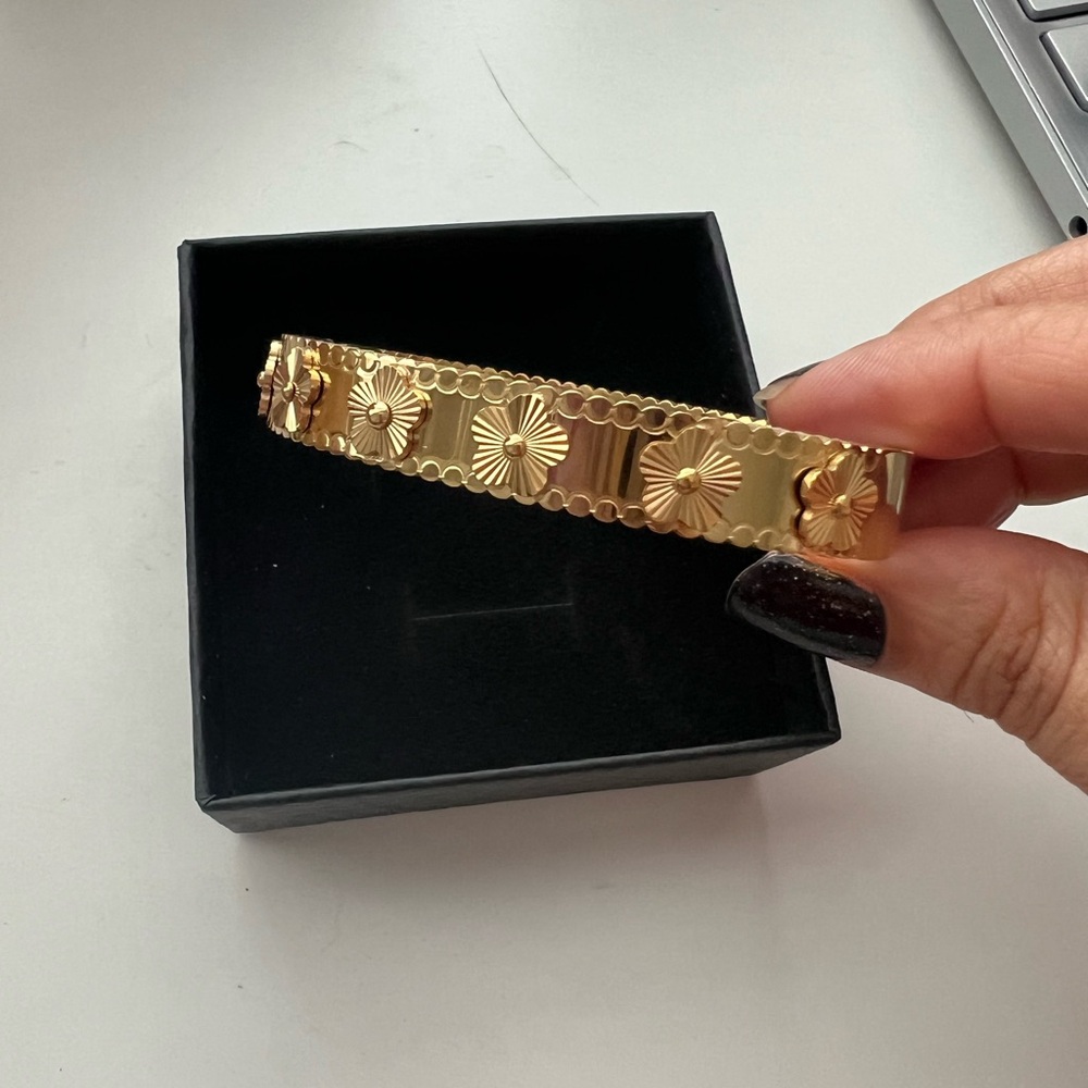 Van Cleef Clover logo Gold Floral Bracelet